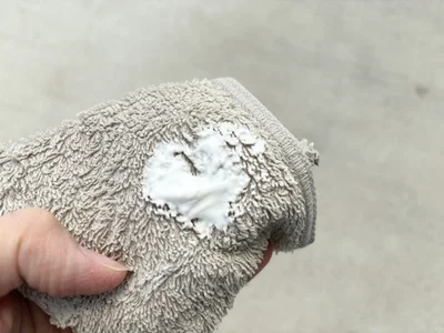 水で湿らせた布に歯磨き粉を付ける（▶次へ）