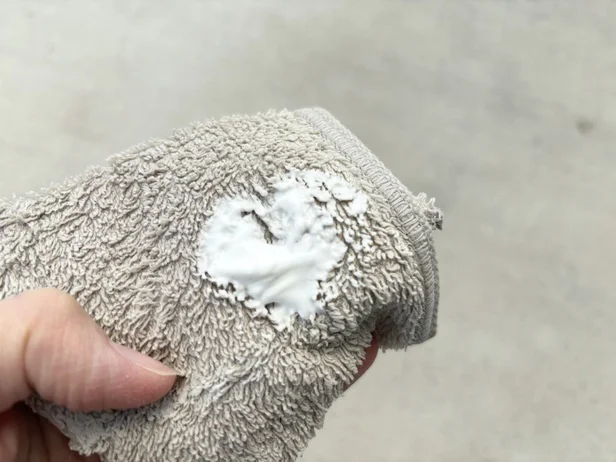 水で湿らせた布に歯磨き粉を付ける(▶次へ)