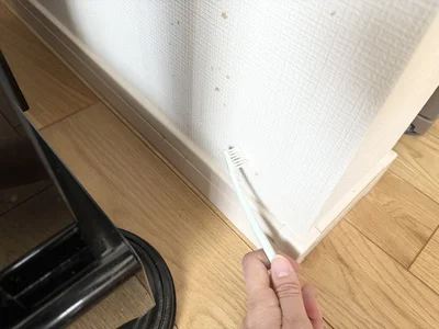 壁紙を傷つけないように弱い力で擦る（▶次へ）