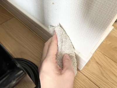 水で湿らせた布でやさしく拭き取る（▶結果）