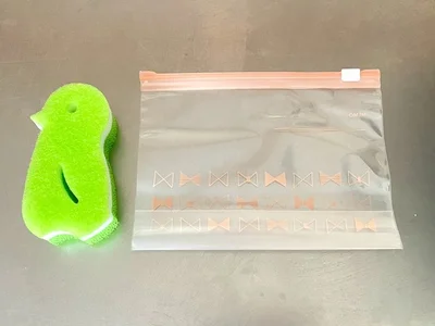 まずはスポンジとフリーザーバッグを用意（▶次へ）