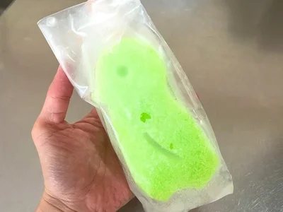 凍ったらスポンジ保冷剤の出来上がり！（▶キャンプに持って行くときは）