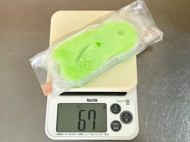 凍らせたときの重さは67gだけど(▶次へ)