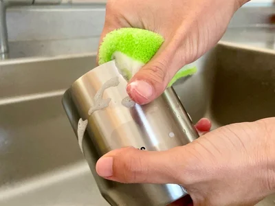 洗剤をつけたまま凍らせよう！溶けたら食器洗いもできる（▶次へ）