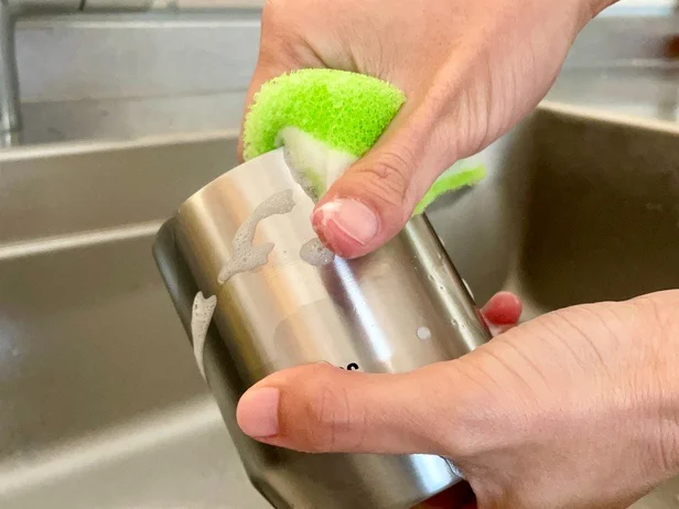 洗剤をつけたまま凍らせよう!溶けたら食器洗いもできる(▶次へ)