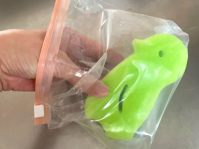 重い保冷剤はもういらない!?スポンジを代用した保冷剤の作り方