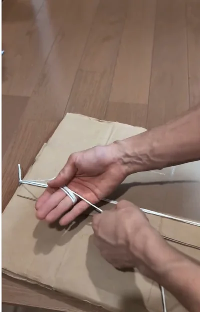 2周手のひらに巻きつける▶紐を握って、勢いよく引っ張れば…（⇒次へ）