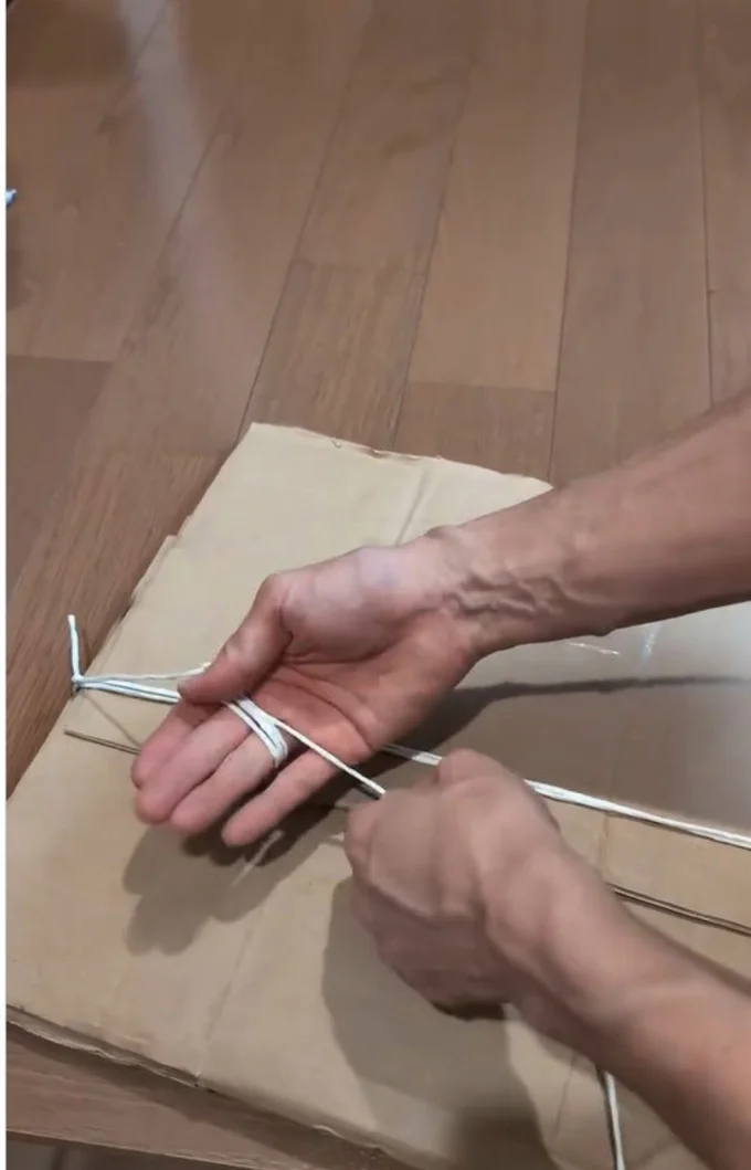 2周手のひらに巻きつける▶紐を握って、勢いよく引っ張れば…（⇒次へ）