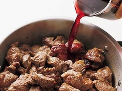 肉を焼きつけてから赤ワインを加える。