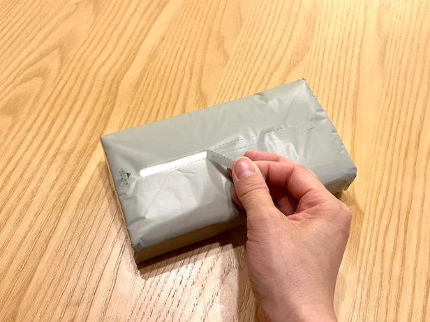 ソフトパックも同様に取り出し口を開けます（▶次へ）