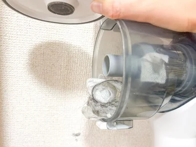 ドライシートに絡んでまとまる髪の毛（▶次へ）