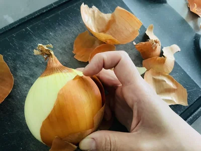 玉ねぎの皮はパリパリになってむきにくい（▶用意するものは？）