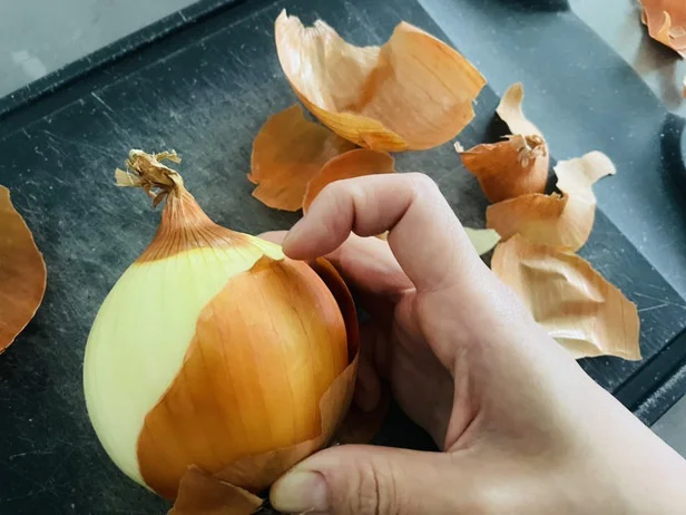 玉ねぎの皮はパリパリになってむきにくい（▶用意するものは？）