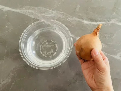 水を入れたボウルと玉ねぎを用意（▶手順は？）