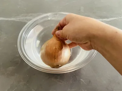 玉ねぎを水に浸す（▶次へ）