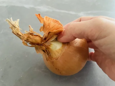 身と皮の間に隙間を作る（▶次へ）
