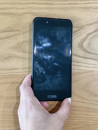 指紋でベタベタなスマホが…（▶次へ）