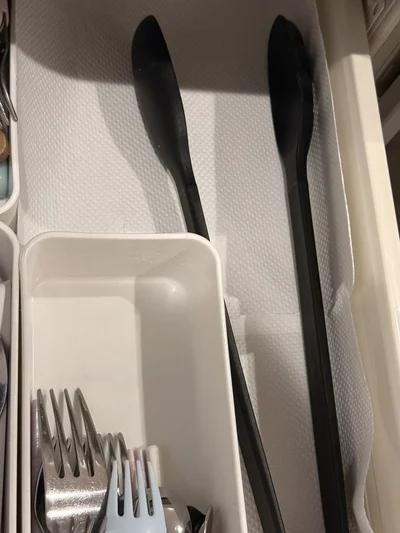 キッチンの引き出しで場所をとるトング（▶次へ）