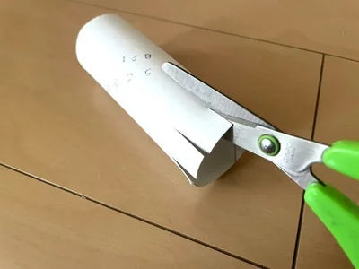 芯の片側の端に切り込みを一周入れる（▶次へ）