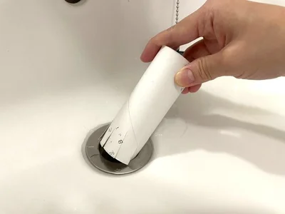 洗面所の排水口に芯を入れて、くるくる回す（▶次へ）