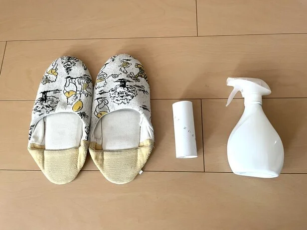 柔らかい素材の靴やルームシューズ、芯、消臭スプレーを用意（▶次へ）