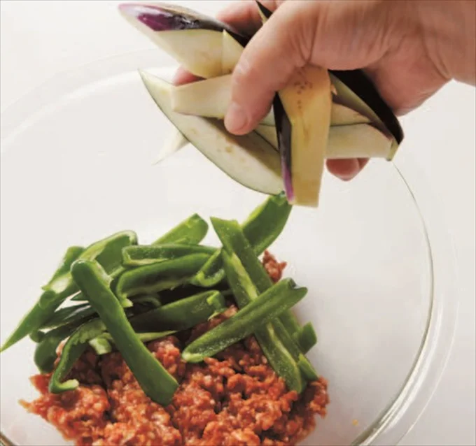 「レンジ麻婆なす」POINT:ひき肉あんの材料と野菜を混ぜ、レンチンするだけ。肉汁が全体にいきわたり、なすがふっくらジューシーに
