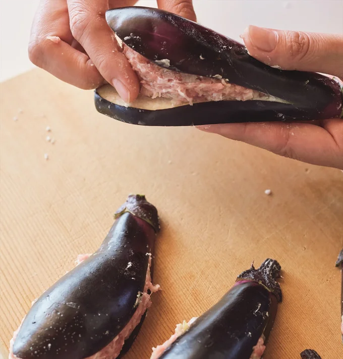 「なすのはさみ揚げ」POINT:肉だねは、俵形にまとめてからはさむと作業しやすい。なすからはみ出さないよう、形を整えて
