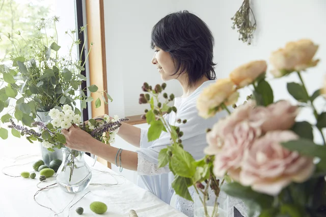 【写真を見る】季節の花に囲まれてのフラワーアレンジメントもステキ