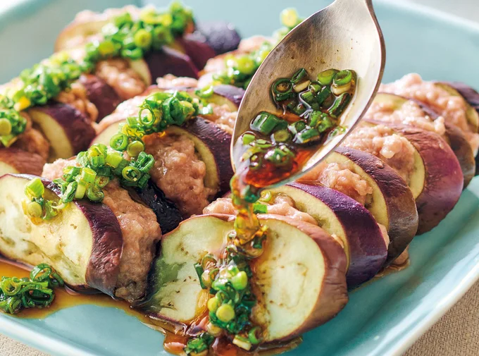 【レンジで完結】とろけるなすに”シビ辛だれ”が最高!「ひき肉となすのレンチン蒸し麻辣だれ」