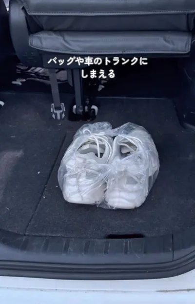 靴の底を包むようにかぶせて靴カバーに▶バッグを直置きしたくないとき…（⇒次へ）