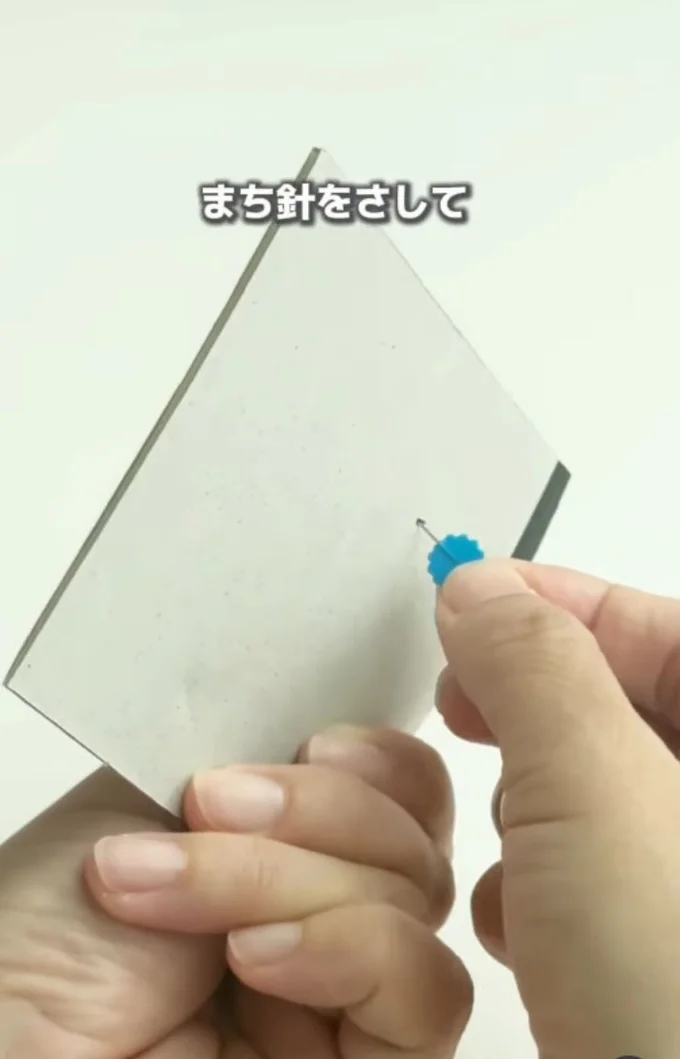 ダンボールにマチ針を裏側から刺す▶マチ針にリボンの端を刺し…(⇒次へ)