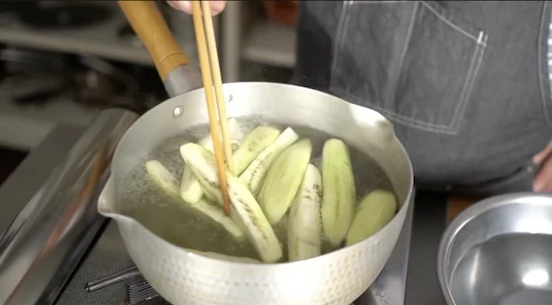 なすが浮いてくるので、沈めながら2分ほど茹でる ▶︎茹で上がったらどうする?