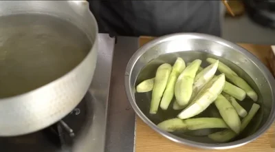水を張ったボウルに取り出す　▶︎粗熱が取れたらどうする？