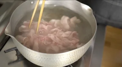 ぬるい状態のお湯で豚肉を茹でる　▶︎茹で上がった豚肉をどうする？