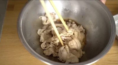 豚肉が熱いうちにタレに絡める