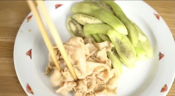 お好みで白すりごま適量をかける