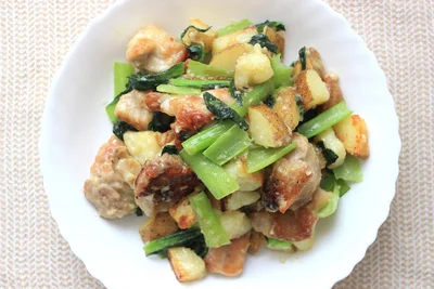 にんにく×マヨのこってりコク深い味わいが食欲をそそる！一品で大満足の「小松菜と鶏もものマヨじゃが炒め」
