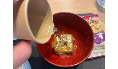 1.フリーズドライのおみそ汁に少量（50ml）のお湯を入れてかき混ぜ、復元させる。ごはんは別の丼によそっておく。