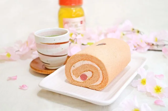 桜とはちみつが香る♪ 春色ロールケーキの優しい味に思わずうっとり