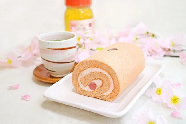 桜色がかわいらしい「はちみつロールケーキさくら」盛り付け例