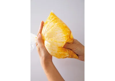 材料を入れたら空気を入れてふくらませるともみ込みやすくなります。