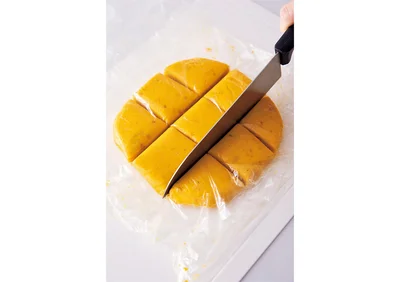 袋の上から等分するとべたべたしません。包丁はひかずに上から押しつけて。