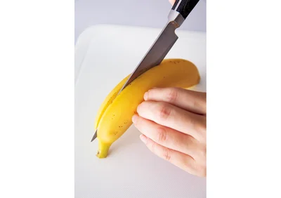 トッピング用のバナナは縦半分に切ります。皮ごと切ってからむくと、形が崩れません。