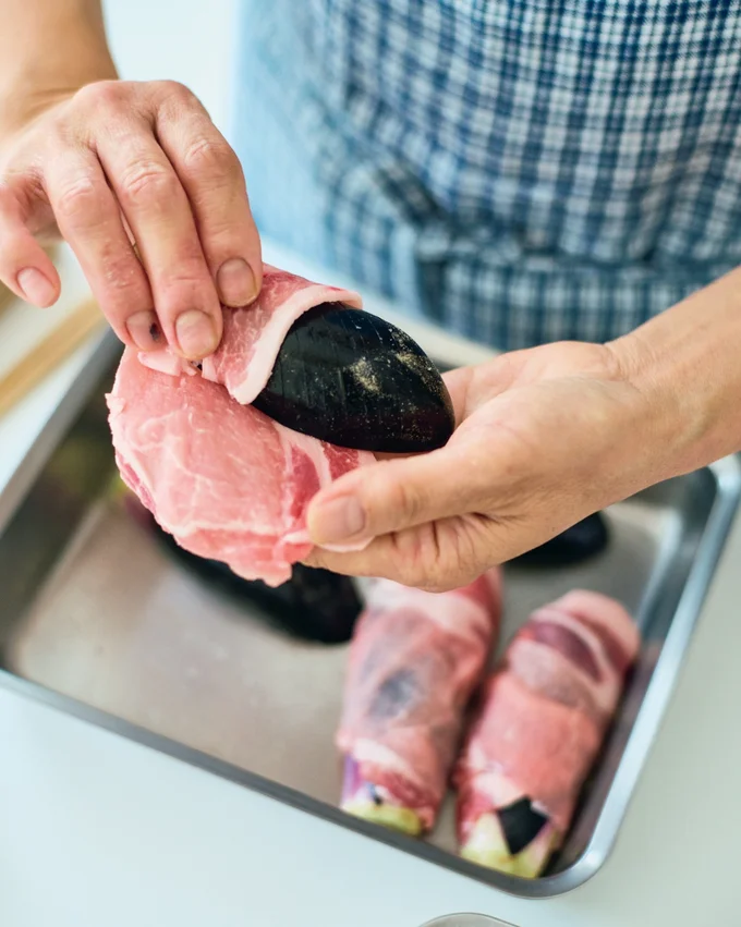 なすに火が通りやすいよう、皮に切り目を入れて豚肉を巻くのがポイント。