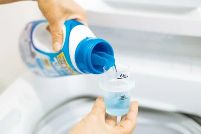 洗剤をたくさん使うことで汚れが落ちやすくなると思いがちですが、量が多すぎると逆効果。洗剤に含まれる界面活性剤にニオイがつくので、洗剤のすすぎ残しがないように、規定どおりの量をきちんと量りましょう