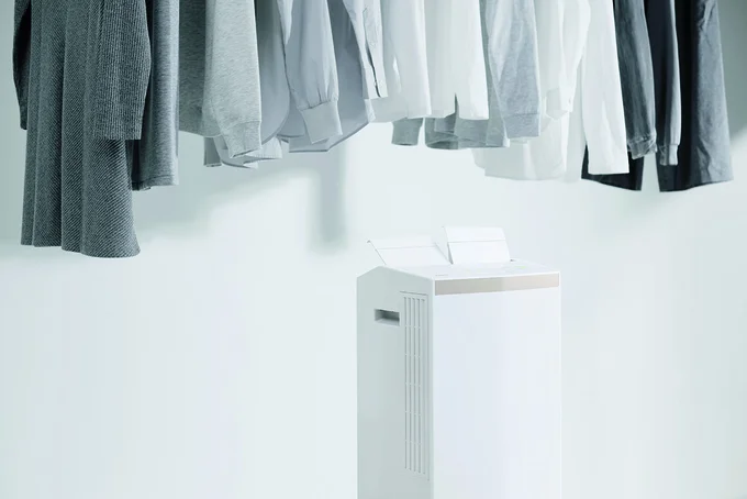 独自のエコ・ハイブリッド方式で、消費電力は従来の約2分の1。2つのルーバーで洗濯物の間に風をしっかり送り込み、素早く乾かします