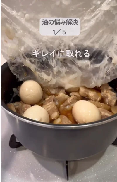 ラップに油が密着してキレイに取れる▶料理をしながら油を取り除く方法（⇒次へ）