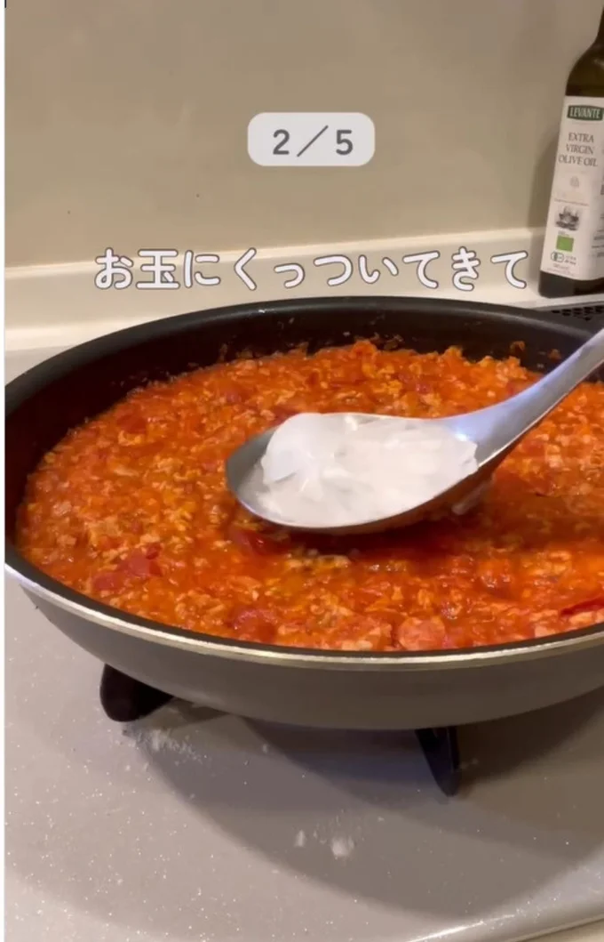 氷をのせたまま料理の表面を滑らせる▶表面に浮いた油がなんと…(⇒次へ)