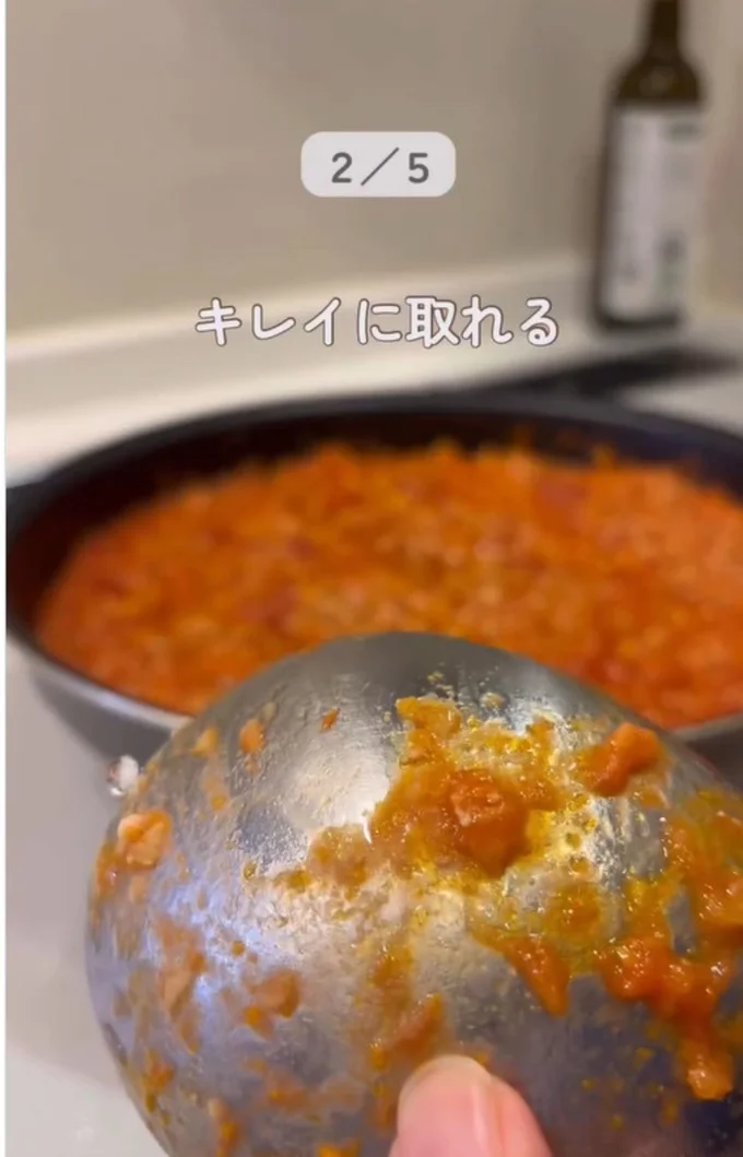 油がお玉の裏側にピタッと密着して取れる▶油が床にこぼれたら…(⇒次へ)
