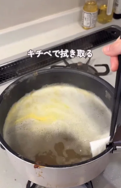 キッチンペーパーで縁を拭き取る▶温まった洗剤水のおかげで…（⇒次へ）